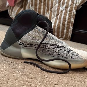 YEEZY QUANTUM MENS SNEAKERS SIZE 9